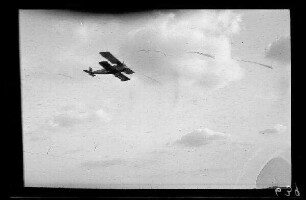 Bertincourt (Dep. Pas-de-Calais, Frankreich): Doppeldecker in der Luft ("Flugzeug")