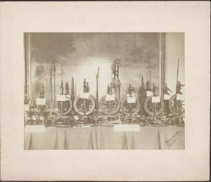 Ausstellungstisch mit Spinnrädern.