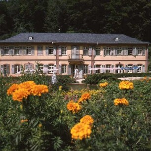 Staatspark Fürstenlager (Fürstenlager Auerbach). Herrenhaus. Ansicht über Blumenanlage