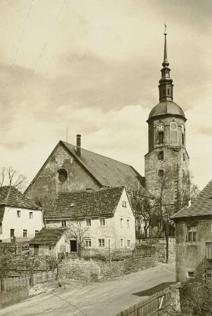Dohna. Blick zur Stadtkirche : Dohna. Blick zur Evangelisch – Lutherische St. Marienkirche von Westen. Links die alte Knabenschule.