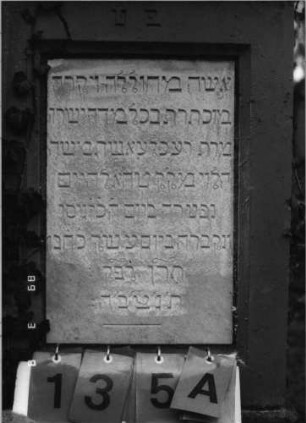 Grabstein 135 (Index: 100100289) Maße HxBxT: 205x60x35 cm Symbolik: Verzierungen: Grabstein 135A