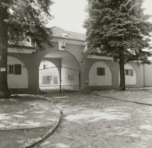 Wohnanlage, Tordurchfahrt : Beeskow (Landkreis Oder-Spree), Wiesenring 20. Wohnanlage, Tordurchfahrt. Straßenansicht