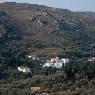 Andros, 380 km2. Im gartengrünen Tal von Steniés über der Ostküste