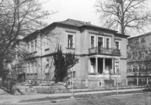Dresden-Neustadt, Radeberger Straße 45. Wohnhaus (um 1865). Eckansicht mit Einfriedung
