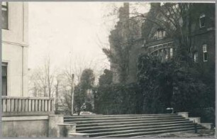 Brunnen mit Kauernder (im Hintergrund), 1925, Bronze und Kalkstein