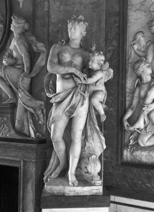 Innendekoration des Marmorbades — Venus und Cupido