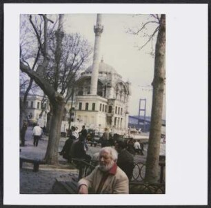 Wolfram Siebeck vor der Ortaköy-Moschee in Istanbul