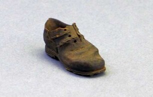 Kleinplastik in Form eines genagelten Schuhs