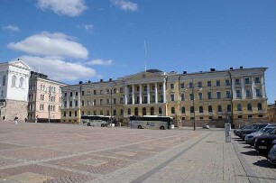 Senatsplatz in Helsinki : Das neoklassizistische Regierungsgebäude am Senatsplatz wurde ab 1822 erbaut. Aufgenommen in Helsinki im April 2008