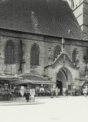 Altötting, Wallfahrtskirche Sankt Philipp und Jakob mit Devotionalienständen am Nordportal