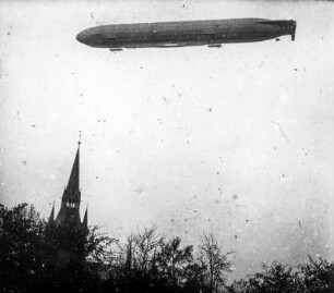 Zeppelin-Luftschiff LZ 17 "Sachsen" : Zeppelin-Luftschiff LZ 17 "Sachsen" über der Kirche Dresden-Briesnitz