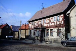 Wohnhaus mit Vorbau, Sichtfachwerk, darin Figur "Wilder Mann"; Vorbau am Haus