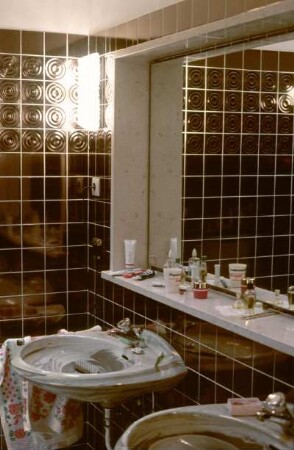 Badezimmer mit Toilettenartikeln