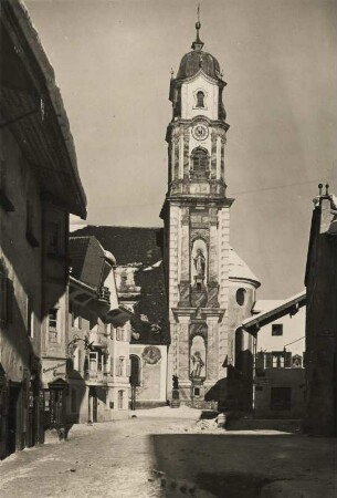 Mittenwald. Hauptstraße und Kirche an einem sonnigen Tag im Winter