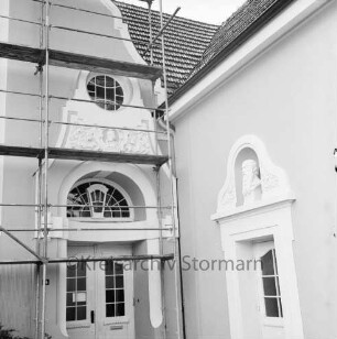 Stormarnschule: Gymnasium: Waldstraße: Altbau: Renovierung der Fassade: Detailaufnahme: links ehemaliges Hauptportal, mit Gerüst