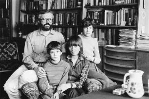 Familie L. (Journalist, Lehrerin)in ihrer Wohnung