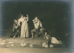"Ein Sommernachtstraum" von William Shakespeare. Szene mit Felix Steinböck als Demetrius, Antonia Dietrich als Helena, Adolf Wohlbrück als Lysander und Lotte Gruner als Hermia. 3. Akt, 2. Szene. Dresden: Schauspielhaus, 12.06.1930