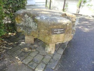 Stadtbild-Kelter (einst wehrhaft) - alter Kelterstein (Gewichtsstein einer Preßbalkenkelter)-gefunden 1981 bei Ausschachtungen - Ansicht 04