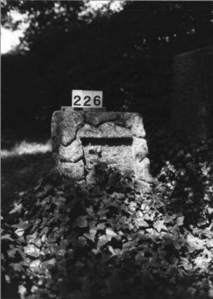 Grabstein 226 (Index: 100085035) Zustand: Schriftplatte entfernt Maße HxBxT: 83x50x25 cm Beschreibung: rechteckige Stele, rustica, Schriftplatte: Grabstein 226