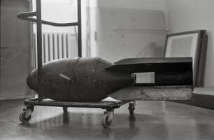 Aus dem Zyklus "Museum ohne Bilder" : Fliegerbombe auf einem Transportwagen