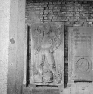 Gedenkplatte mit Bildnisrelief des Hans von Grensing (gest. 1580) : Gedenkplatte mit Bildnisrelief des Hans von Grensing (gest. 1580). Sandstein; 180 x 100 cm. Freital-Döhlen, Kirchhof, Denkmalhalle