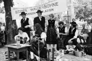 Freiburg: Trachtengruppe aus St. Blasien; Bläsmer Walderbühne