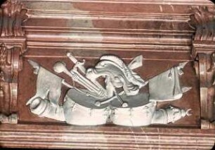 Trophäen und Reliefs mit mythologischen Szenen