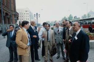 Tagung der Nationalen Forschungs- und Gedenkstätten (NFG) in Berlin 1986, Tagungsgäste im Gespräch