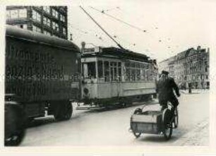 Gütertransport durch Straßenbahnwagen der BVG auf dem Alexanderplatz in Berlin