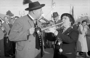 München: Liesl Karlstadt spielt Trompete, mit dem Kapellmeister Max Pfahler vom [Festzelt] Winzerer Fähndl der Paulaner Brauerei