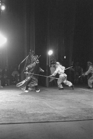 Szenenbilder aus der "Peking-Oper" , Komische Oper Berlin, 1956 : Gastspiel mit Tänzen, Instrumentalmusik, Arien und Volksliedern