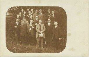 [Fotografie einer Männergruppe]