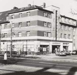 Wohnhaus mit Laden