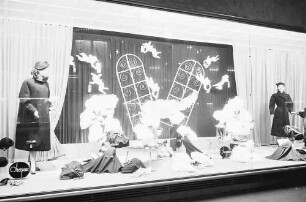 Freiburg: Schaufenster; Dekoration im großen Fenster