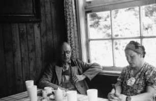 Kaffeepause : Zwei Personen an einem Kaffeetisch vermutlich in der Wurzhütte