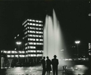 Ansicht mit Wasserspielen und Hochhaus