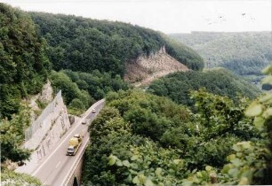 Albabstieg, Drackensteiner Hang, Schutzmauer mit Steinschlagschutzzäunen,