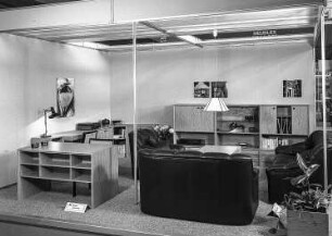 Arbeitszimmer Kronsberg : Ausstellungskoje des VEB Möbelkombinat Ribnitz-Damgarten mit Arbeitszimmer "Kronsberg" und Sitzgruppe