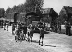 Ende der Blockade, die ersten Lastwagen kommen an
