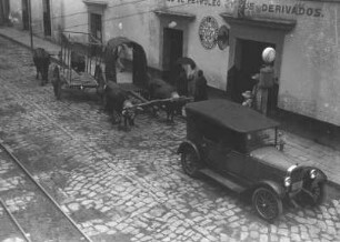 Straße am Hotel Francia : Blick aus dem Hotel Francia in Oaxaca de Juárez auf Automobil und Rinderkarren