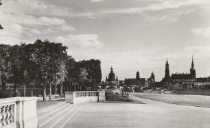 Dresden, Blick vom Neustädter Elbufer, Pavillon am Japanischen Palais nach Südosten auf die Altstadt