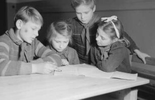 Reportage über Schüler und Lehrer der Schule am Spittelmarkt : Schüler beim Erledigen der Hausaufgaben