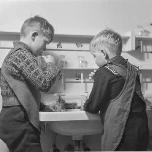 Kindergarten. Kinder beim Zähneputzen