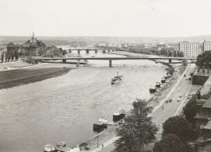 Dresden, Blick vom Ständehaus elbaufwärts nach Nordosten : Dresden, Blick vom Ständehaus über Terrassenufer mit Dampferanlegestelle elbaufwärts nach Nordosten