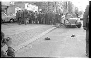 Kleinbildnegativ: Attentat auf Rudi Dutschke, Kurfürstendamm, 1968