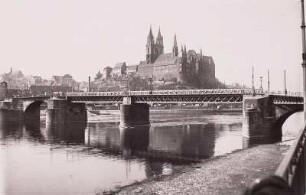 Meißen, Blick auf Brücke und Dom : Meißen. Straßenbrücke über die Elbe. Ansicht von Südosten gegen Burgberg mit Dom und Albrechtsburg