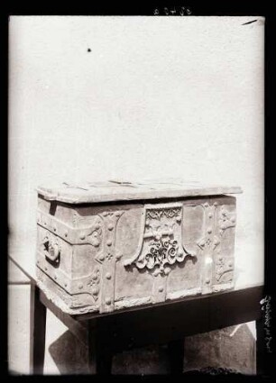 Stadtkirche; Holztruhe, zwei Platten