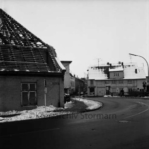 Lübecker Torbrücke: baufälliges Gebäude der Stadt kurz vor dem Abriss: Ansicht von Westen: im Hintergrund verläuft die Hagenstraße: Winterbild