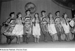 Auftritt eines mongolischen Gesangs- und Tanzensembles in der Kongresshalle