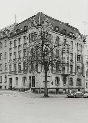 Wohnhaus mit ehem. Laden